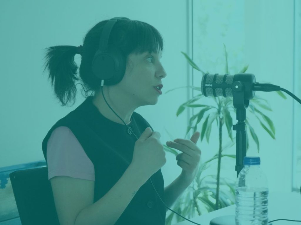Fotografía de Sonia Méndez en la entrevista para Exigencias del guion
