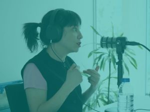 Fotografía de Sonia Méndez en la entrevista para Exigencias del guion